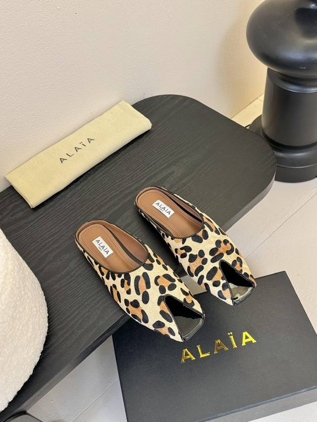 Alaia｜阿莱亚25Ss早春新这一季的鞋履全新视觉体验新品鱼嘴金属扣拖鞋夏天到了 也到了穿凉鞋的季节鱼嘴显超级性感真是绝美 鞋柜必备的时尚单品面料：进口小牛皮