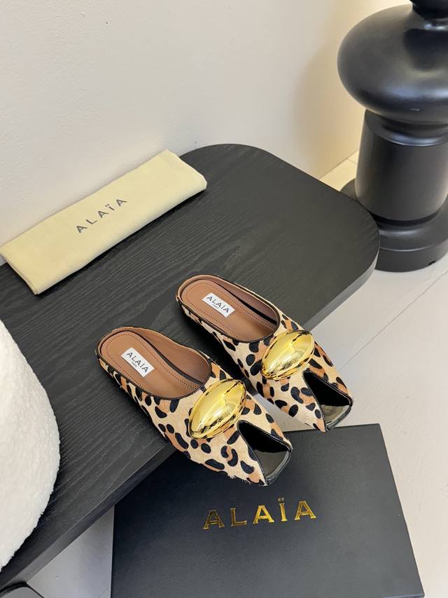 Alaia｜阿莱亚25Ss早春新这一季的鞋履全新视觉体验新品鱼嘴金属扣拖鞋夏天到了 也到了穿凉鞋的季节鱼嘴显超级性感真是绝美 鞋柜必备的时尚单品面料：进口小牛皮