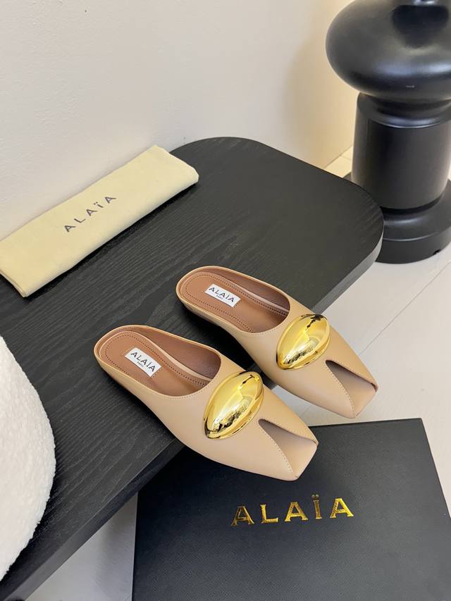 Alaia｜阿莱亚25Ss早春新这一季的鞋履全新视觉体验新品鱼嘴金属扣拖鞋夏天到了 也到了穿凉鞋的季节鱼嘴显超级性感真是绝美 鞋柜必备的时尚单品面料：进口小牛皮