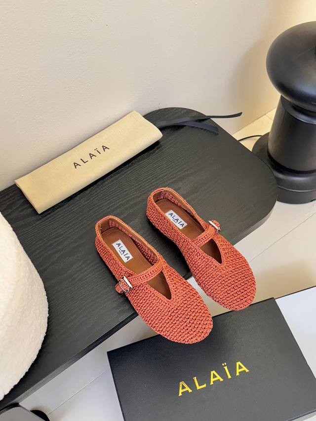 Alaia 25Ss 春夏 芭蕾舞鞋 法国高端一线高定品牌 Azzedinealaia:时尚界最后的手艺人只忠于展现女性身体曲线的裁剪之王 始创于1979年的品