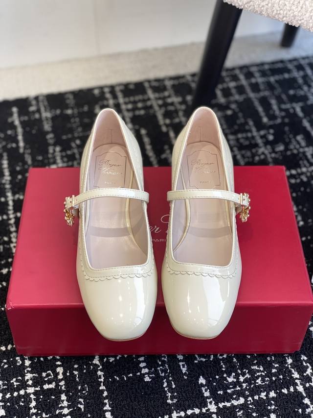 代购级Roger Vivier Rv 25Ss 最新款珍珠 漆皮 粗跟系列显玛丽珍单法式复古感好迷人一眼就相中，显白又显优雅气质~无论是搭配裙装还是牛仔裤都hi