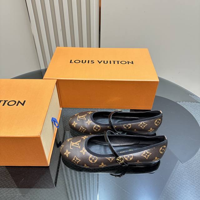 Louis Vuitton2025新款 顶级版本 原版开发 中古vintage复古文艺毛毛半拖代购级别！高级感十足！国内外博主刷爆的一款，复古又时髦 上脚美炸了