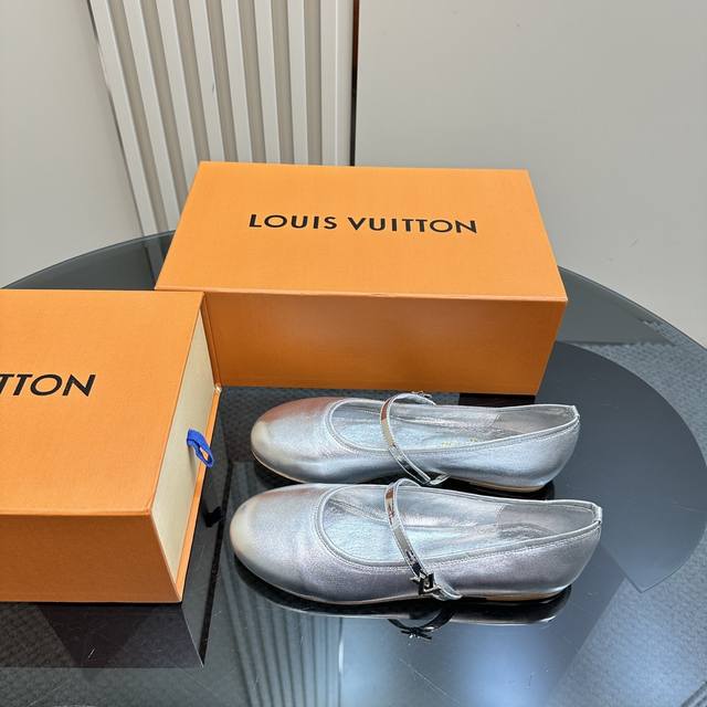 Louis Vuitton2025新款 顶级版本 原版开发 中古vintage复古文艺毛毛半拖代购级别！高级感十足！国内外博主刷爆的一款，复古又时髦 上脚美炸了