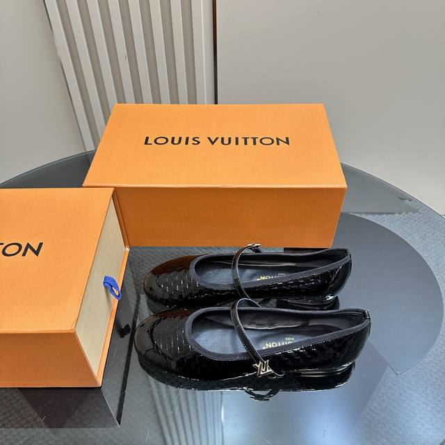 Louis Vuitton2025新款 顶级版本 原版开发 中古vintage复古文艺毛毛半拖代购级别！高级感十足！国内外博主刷爆的一款，复古又时髦 上脚美炸了