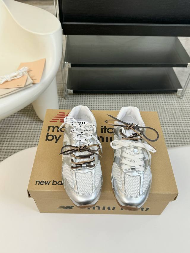 Miu Miunew Balance 530 缪缪 纽巴伦联名ss 25 春夏系列复古 运动鞋网上已经吹爆了这个款！超级 复古到心里了吧以双色鞋带样式呈现新季的