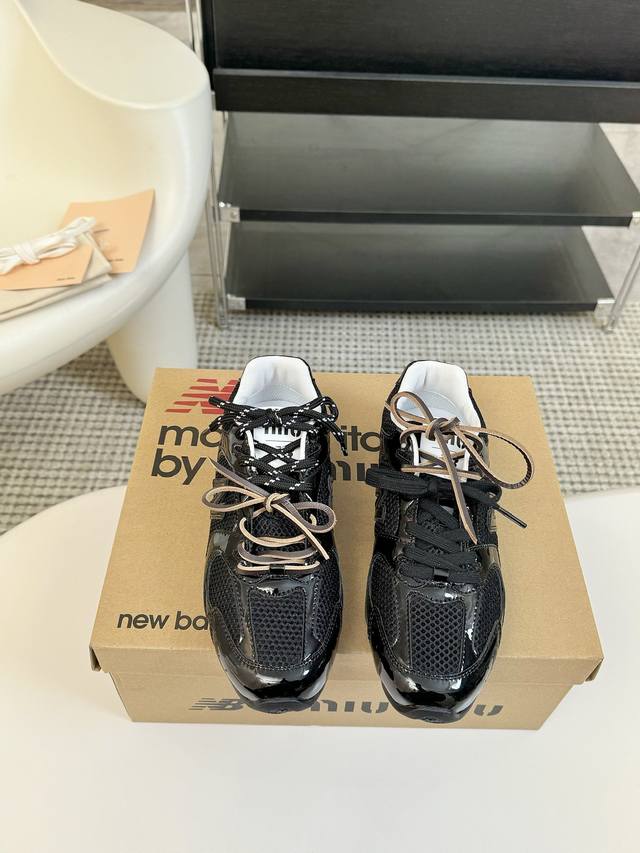 Miu Miunew Balance 530 缪缪 纽巴伦联名ss 25 春夏系列复古 运动鞋网上已经吹爆了这个款！超级 复古到心里了吧以双色鞋带样式呈现新季的