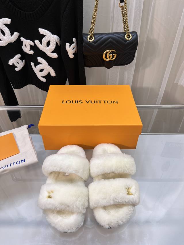 驴家路易威登lv羊毛拖官网同步专柜品质Louis Vuitton 新款双带金属扣羊毛拖鞋细柔软羊毛頂级品质纯皮毛一体直毛打造！超温暖的感觉，穿上仿佛踩在云朵上l