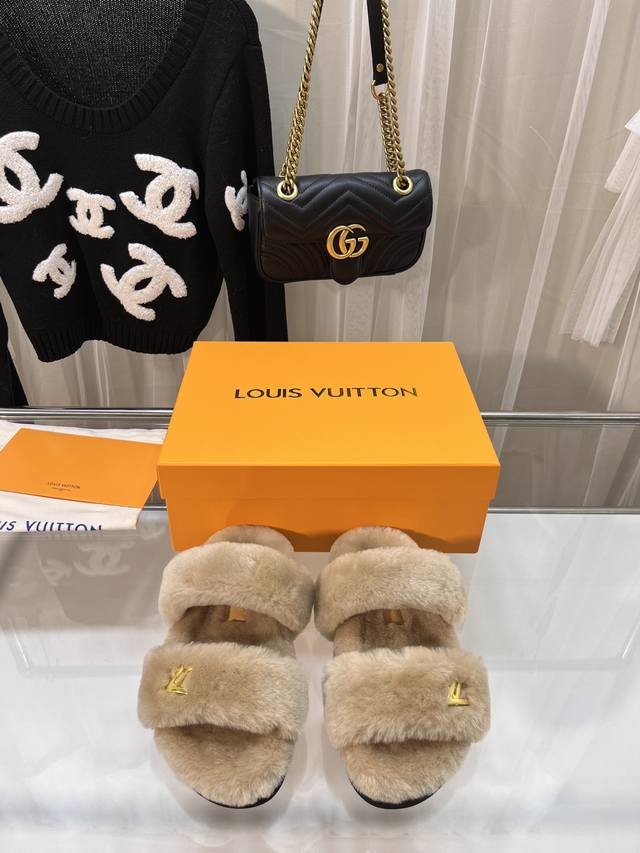 驴家路易威登lv羊毛拖官网同步专柜品质Louis Vuitton 新款双带金属扣羊毛拖鞋细柔软羊毛頂级品质纯皮毛一体直毛打造！超温暖的感觉，穿上仿佛踩在云朵上l