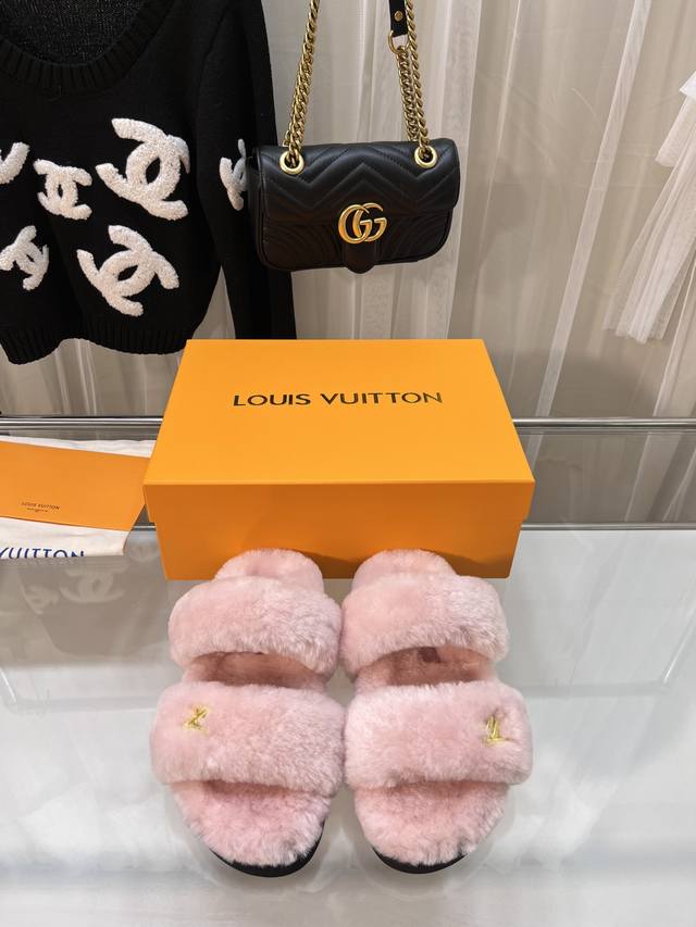 驴家路易威登lv羊毛拖官网同步专柜品质Louis Vuitton 新款双带金属扣羊毛拖鞋细柔软羊毛頂级品质纯皮毛一体直毛打造！超温暖的感觉，穿上仿佛踩在云朵上l