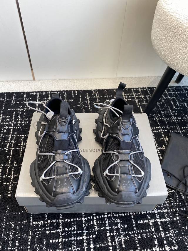 代购级Balenciaga 巴黎世家 Hike Sneakers 情侣款 户外鞋25春夏徒步运动鞋 可调节弹力绳子细节从脚面延伸到鞋头，一个长长的织带提拉环尖头