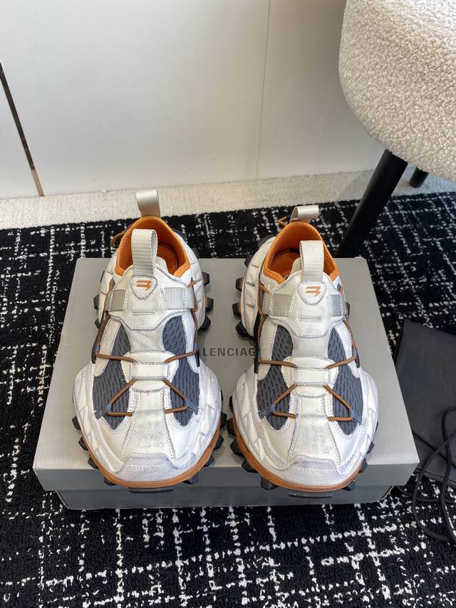 代购级Balenciaga 巴黎世家 Hike Sneakers 情侣款 户外鞋25春夏徒步运动鞋 可调节弹力绳子细节从脚面延伸到鞋头，一个长长的织带提拉环尖头