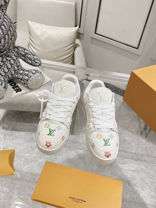 Lv Trainer 新款 夏日新色 牛仔布字母刺绣工艺个性感十足 这个夏天穿着情侣鞋去旅游做最酷飒的仔，最炫的妞码数：35-45