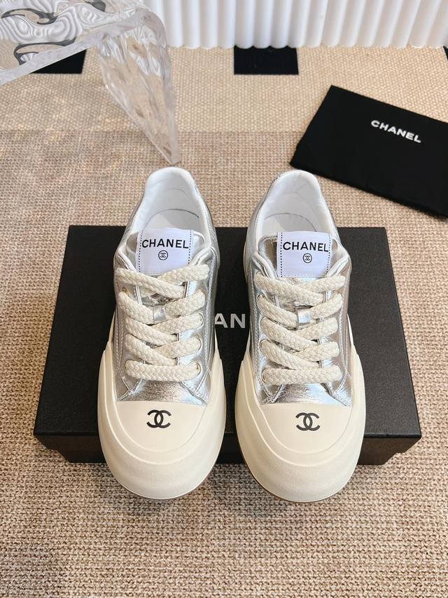 Chanel 25C 春夏新款休闲运动鞋顶级品质，这款靴子真的是小个子福星，厚底5Cma 更精致一点，显腿瘦，关键是上脚很舒服鞋面：进口牛皮内里：羊皮里U大底～