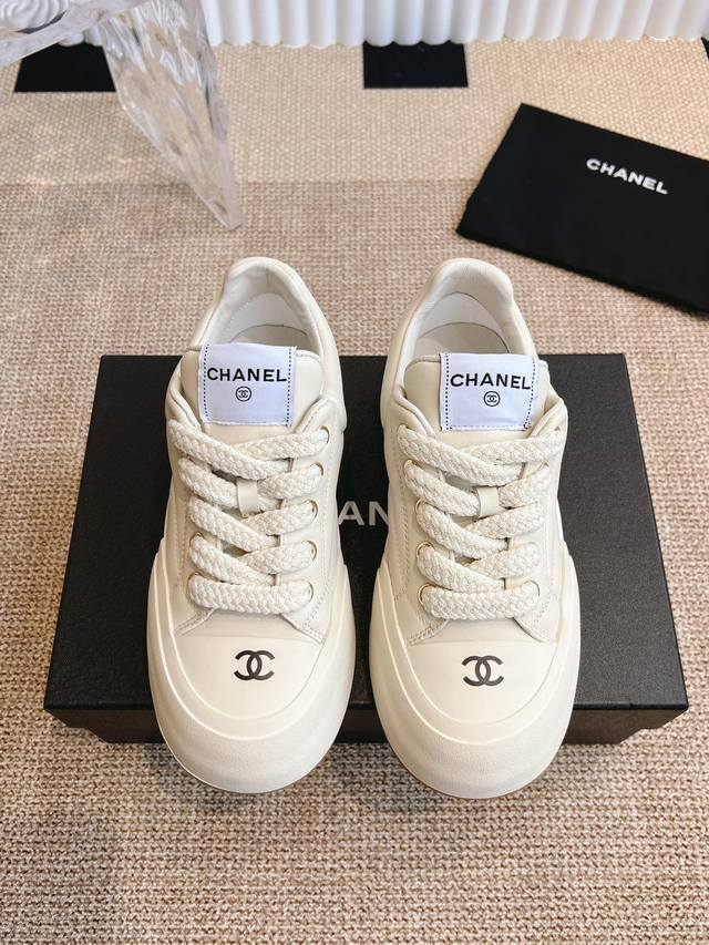 Chanel 25C 春夏新款休闲运动鞋顶级品质，这款靴子真的是小个子福星，厚底5Cma 更精致一点，显腿瘦，关键是上脚很舒服鞋面：进口牛皮内里：羊皮里U大底～