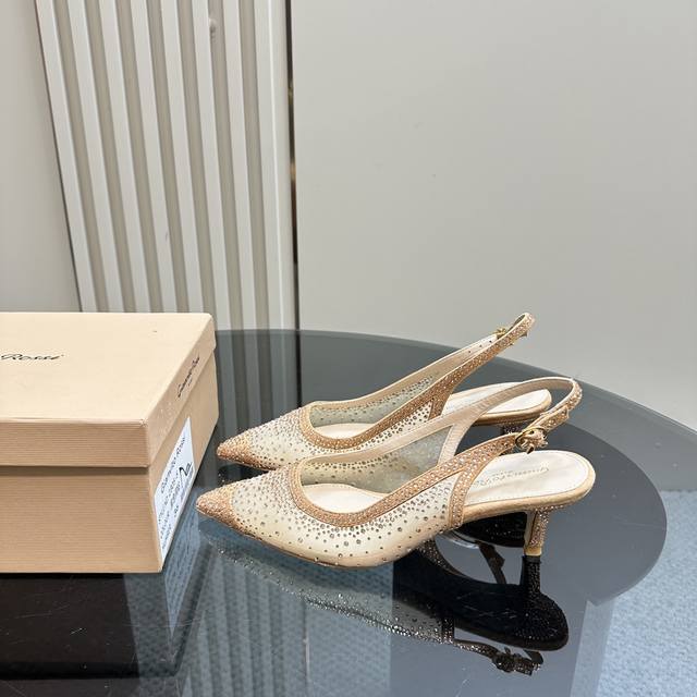 Gianvito Rossi 2025新款凉鞋顶级版本代购品质这双施华洛奇水钻搭配网高跟尖头后空凉鞋，水钻闪耀着奢华光芒，如同繁星点点 网面设计独具韵味，增添了