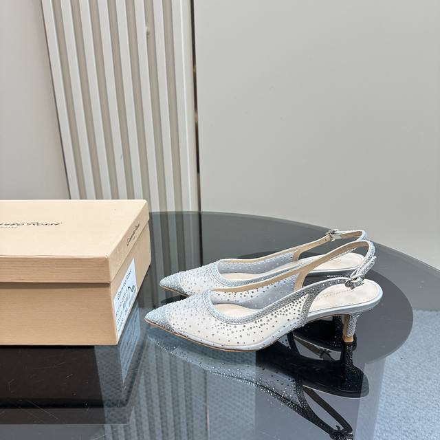 Gianvito Rossi 2025新款凉鞋顶级版本代购品质这双施华洛奇水钻搭配网高跟尖头后空凉鞋，水钻闪耀着奢华光芒，如同繁星点点 网面设计独具韵味，增添了