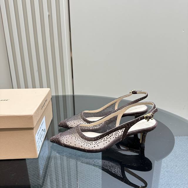 Gianvito Rossi 2025新款凉鞋顶级版本代购品质这双施华洛奇水钻搭配网高跟尖头后空凉鞋，水钻闪耀着奢华光芒，如同繁星点点 网面设计独具韵味，增添了