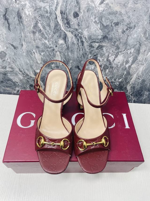 2025 Gucci 最新款经典双g压花纹皮搭配马鞍扣凉鞋鞋底:原版真皮大底码数:35-40标准码 跟高9Cm