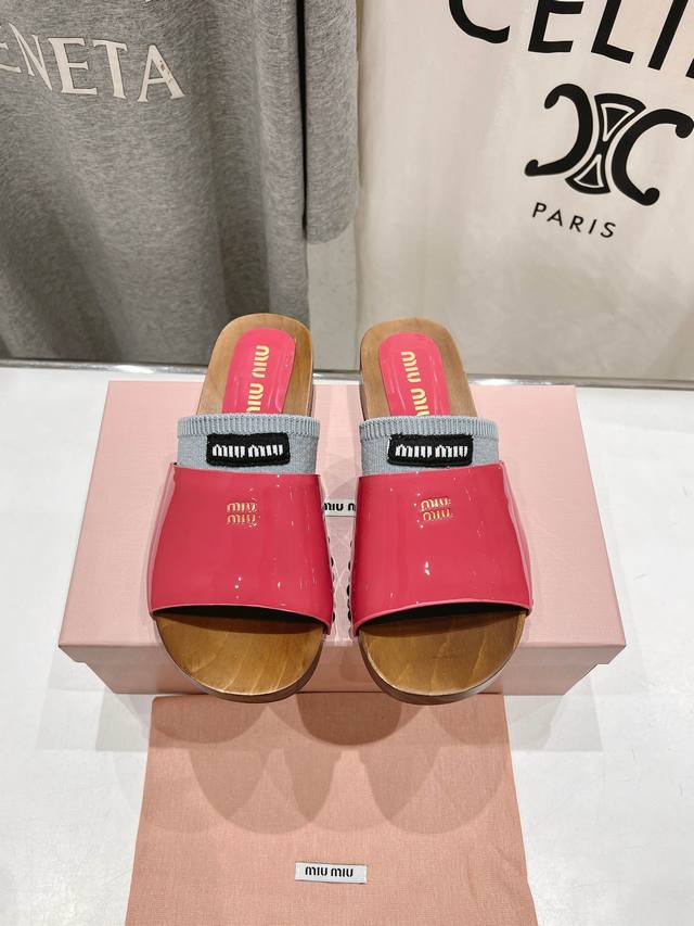 高品质出厂 包含一双半袜Miumiu*2025Ss缪缪春夏新款平底小牛皮凉鞋拖鞋Zp开发 原版拆卸，细节对版秒杀市面普通版本，Miumiu真的太少女啦！皮质超级