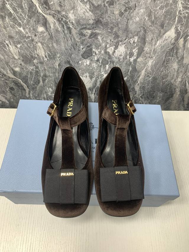 顶级版本Prada 普拉达 25Ss早春新款 经典圆头玛丽珍 单鞋蛮复古暗黑系的一款玛丽珍 颜值和舒适度这块都把我吃的死死的！可盐可甜的娃娃头设计 透着满满的少