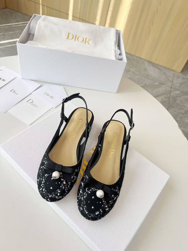 高版本出厂Dior*迪奥d家2025Ss春季新品玛丽珍单鞋，优雅珍珠点缀搭配压线工艺，彰显经典设计，市场顶级版本采用原版订制科技面料制作，打造气质优雅的风格采用