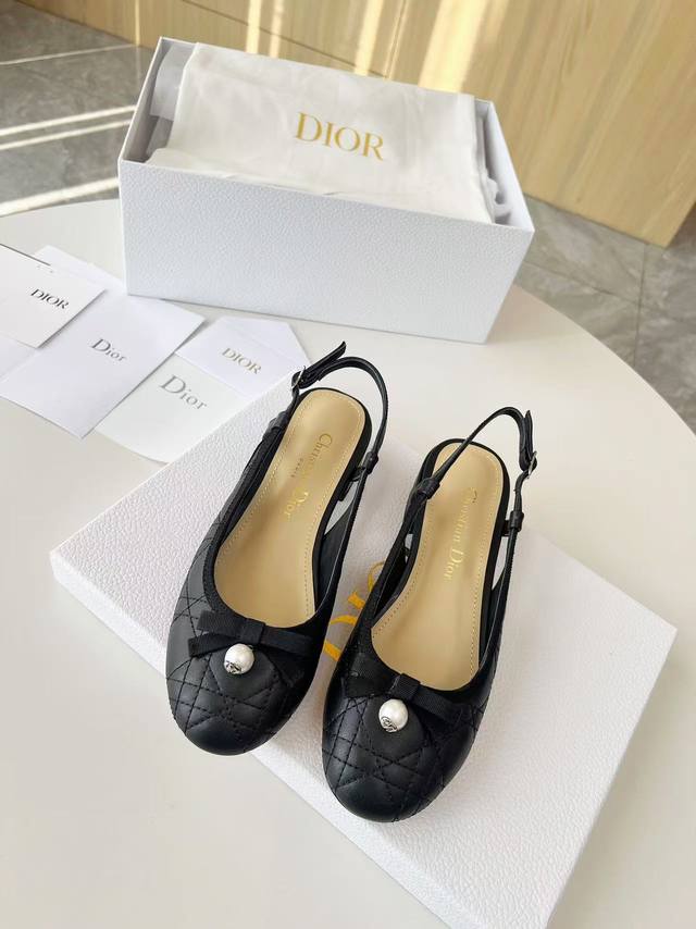 高版本出厂Dior*迪奥d家2025Ss春季新品玛丽珍单鞋，优雅珍珠点缀搭配压线工艺，彰显经典设计，市场顶级版本采用原版牛皮制作，打造气质优雅的风格采用顶级进口