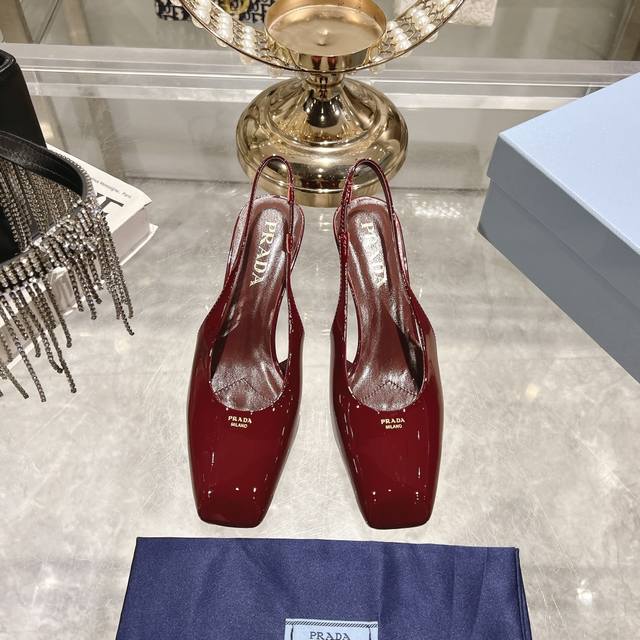 出厂价单鞋270后空凉鞋Prada 普拉达 25Ss 春夏新款 粗跟 方头 单鞋 凉鞋简单的设计大概就是它最让人喜欢的点 不是烂大街的那种 很有自己的品牌个性面