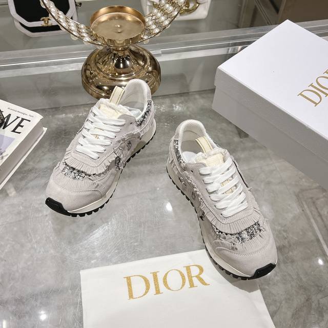 出厂 Est Dior 迪奥 25早春新款全新休闲运动鞋‘以绒面牛皮革和网眼织物制作，轻盈透气 还有满钻款哟 各有特色各有不同的穿搭 侧边的cd字母非常有dio