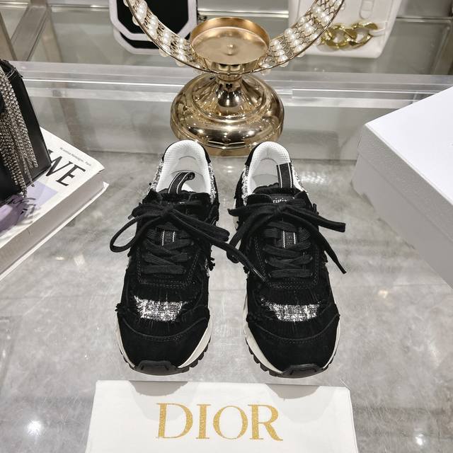 出厂 Est Dior 迪奥 25早春新款全新休闲运动鞋‘以绒面牛皮革和网眼织物制作，轻盈透气 还有满钻款哟 各有特色各有不同的穿搭 侧边的cd字母非常有dio