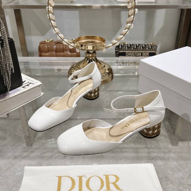 出厂价Dior 迪奥2025早春新款 Rhodes 系列异型跟后空女凉鞋 明星同款字母logo带电绣工艺五金扣高跟女鞋 脚背一字带做装饰把整双鞋衬托的美不胜收原