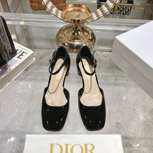 出厂价Dior 迪奥2025早春新款 Rhodes 系列异型跟后空女凉鞋 明星同款字母logo带电绣工艺五金扣高跟女鞋 脚背一字带做装饰把整双鞋衬托的美不胜收原