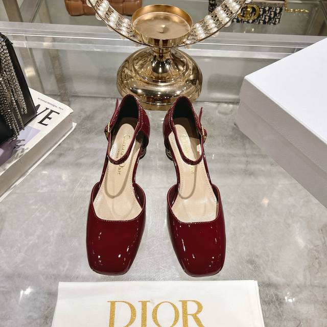 出厂价Dior 迪奥2025早春新款 Rhodes 系列异型跟后空女凉鞋 明星同款字母logo带电绣工艺五金扣高跟女鞋 脚背一字带做装饰把整双鞋衬托的美不胜收原