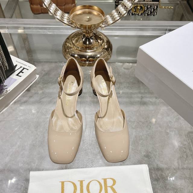 出厂价Dior 迪奥2025早春新款 Rhodes 系列异型跟后空女凉鞋 明星同款字母logo带电绣工艺五金扣高跟女鞋 脚背一字带做装饰把整双鞋衬托的美不胜收原