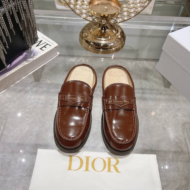 出厂 Dior 迪奥秋冬新款毛毛拖鞋 顶级品质，版型超正，复古时尚经典单品 巴黎时装周第一场分量十足的大秀场打造的新品 灵感由d主设计师巧妙结合在完美鞋型上.精