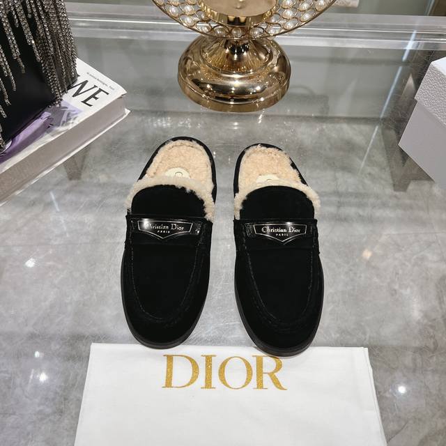 出厂 Dior 迪奥秋冬新款毛毛拖鞋 顶级品质，版型超正，复古时尚经典单品 巴黎时装周第一场分量十足的大秀场打造的新品 灵感由d主设计师巧妙结合在完美鞋型上.精