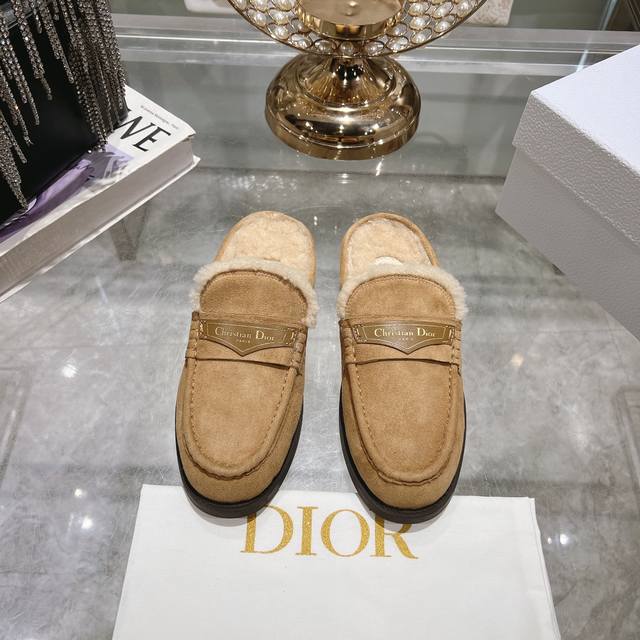 出厂 Dior 迪奥秋冬新款毛毛拖鞋 顶级品质，版型超正，复古时尚经典单品 巴黎时装周第一场分量十足的大秀场打造的新品 灵感由d主设计师巧妙结合在完美鞋型上.精