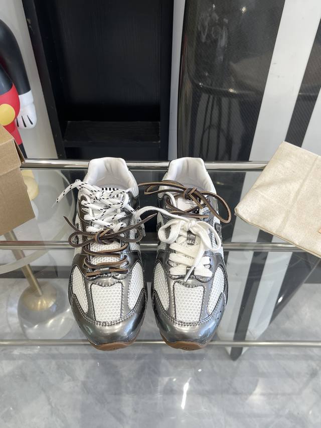 Miu Miunew Balance 530 缪缪 纽巴伦联名ss 25 春夏系列复古 运动鞋网上已经吹爆了这个款！超级 复古到心里了吧以双色鞋带样式呈现新季的