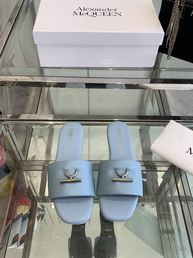 Alexander Mcqueen 麦昆 25Ss早春新款 平底拖鞋搭配利落年轻的设计！舒适百搭的同时也具备出色的耐用性！融合了时尚与舒适的完美平衡高雅风采相信