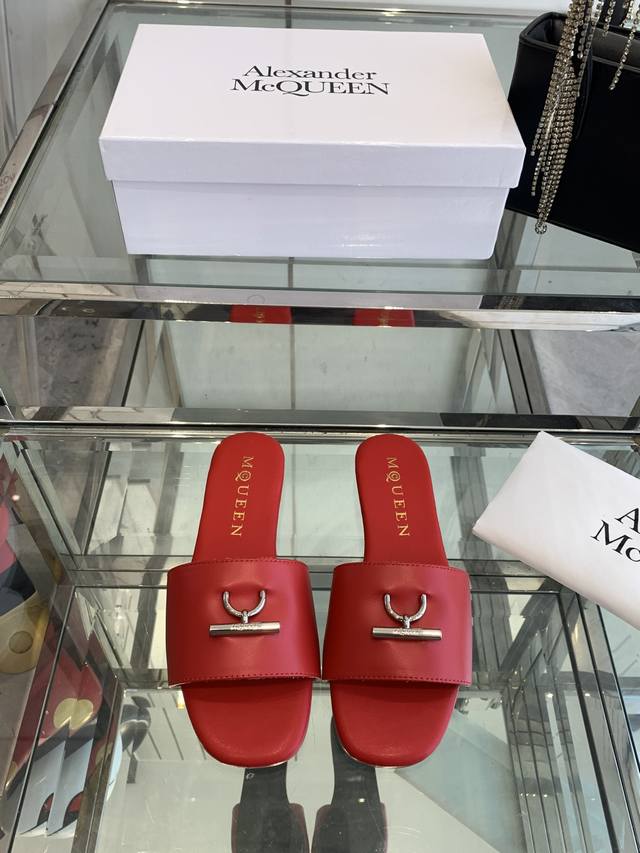 Alexander Mcqueen 麦昆 25Ss早春新款 平底拖鞋搭配利落年轻的设计！舒适百搭的同时也具备出色的耐用性！融合了时尚与舒适的完美平衡高雅风采相信