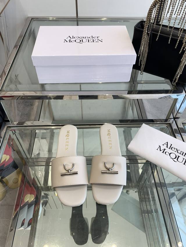 Alexander Mcqueen 麦昆 25Ss早春新款 平底拖鞋搭配利落年轻的设计！舒适百搭的同时也具备出色的耐用性！融合了时尚与舒适的完美平衡高雅风采相信