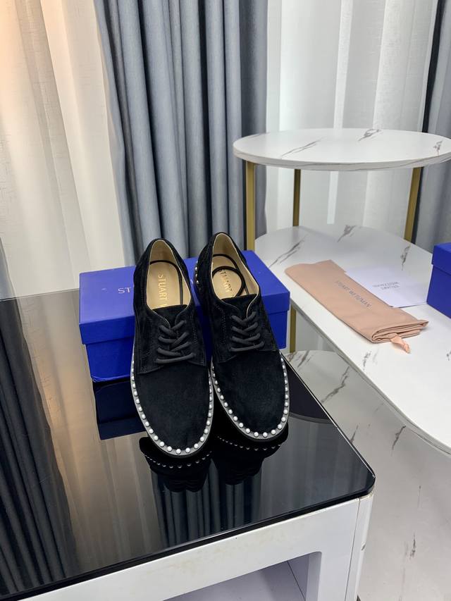 顶级版本！！！！Stuart Weitzman简称sw 春秋新品，气质女神款 独家上新！平底鞋缀饰品牌标志性的珍珠装饰，在系带鞋基础上增添了一抹优雅气息 正因如