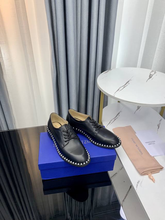 顶级版本！！！！Stuart Weitzman简称sw 春秋新品，气质女神款 独家上新！平底鞋缀饰品牌标志性的珍珠装饰，在系带鞋基础上增添了一抹优雅气息 正因如