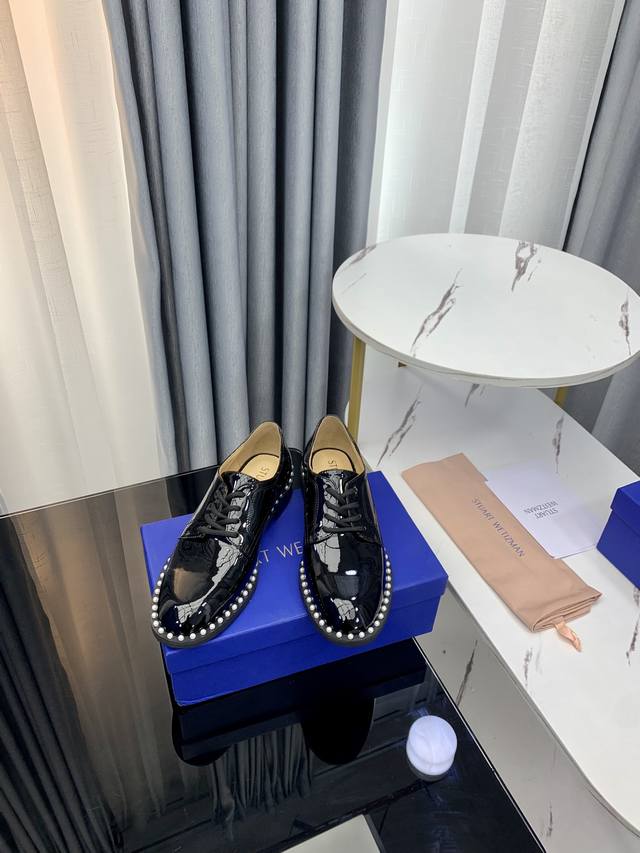 顶级版本！！！！Stuart Weitzman简称sw 春秋新品，气质女神款 独家上新！平底鞋缀饰品牌标志性的珍珠装饰，在系带鞋基础上增添了一抹优雅气息 正因如