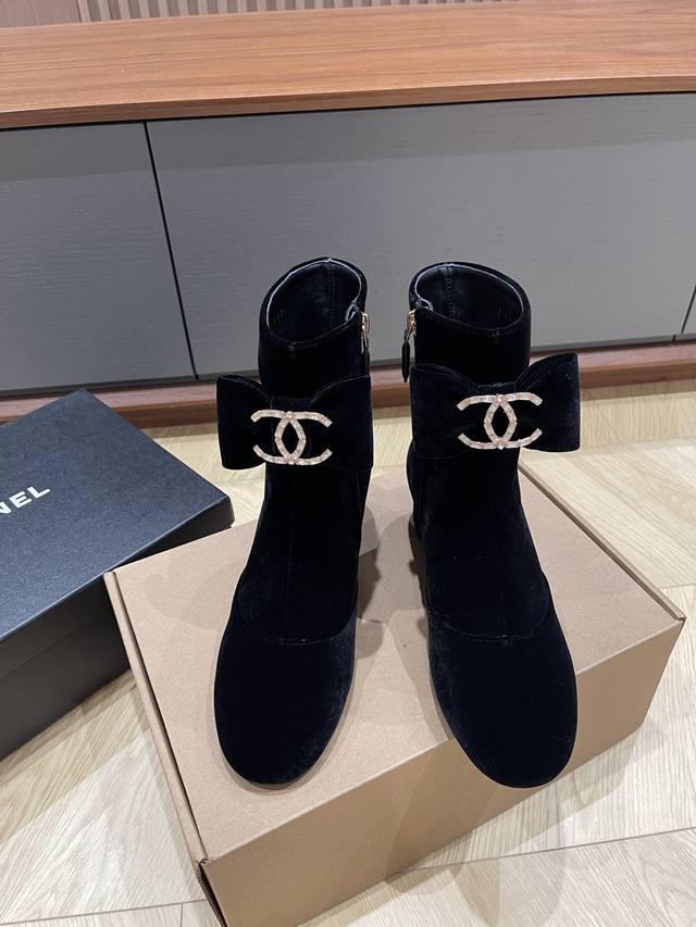 顶级版本Chanel**24小香蝴蝶扣 羊皮面里真皮底Size35 36 37 38 39 订40.41.不退换