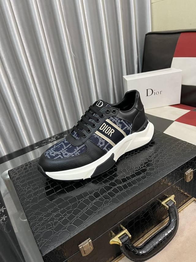 出厂价： Dior 迪奥新款休闲运动鞋 时尚百搭， 版型简洁大气， 面料采用进口牛皮，真皮内里，原版耐磨橡胶大底，独家新款，实物拍摄，码数：38-443色可选