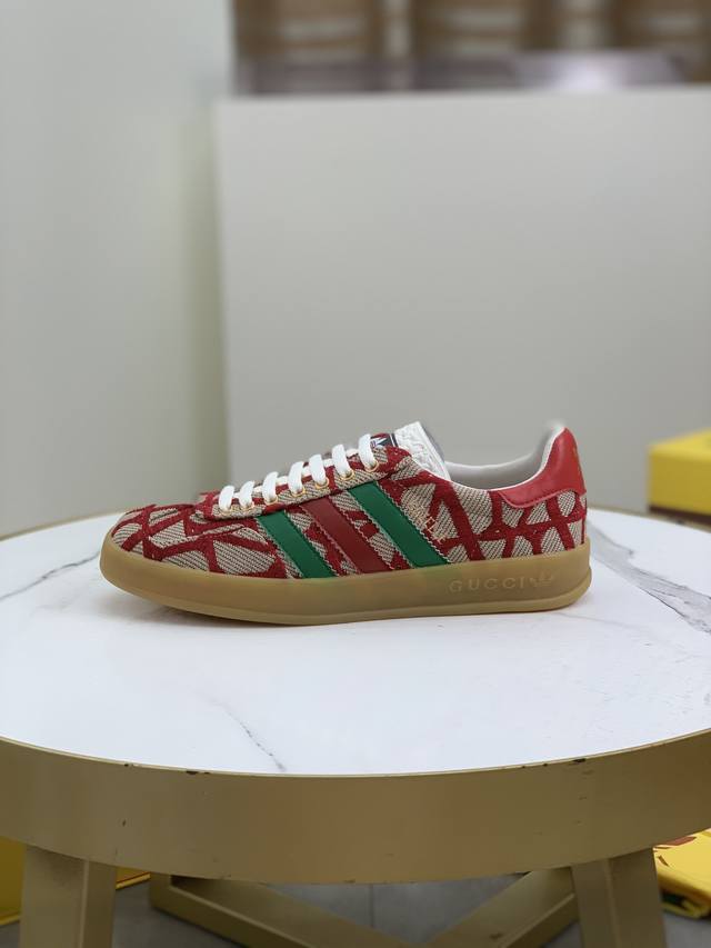 工厂价 顶级版本Adidas X Gucci联名款gazelle运动鞋 情侣款休闲板鞋原版购入开发 做货 阿迪达斯x古驰世纪联名爆款 融汇两个品牌丰富且历史悠久