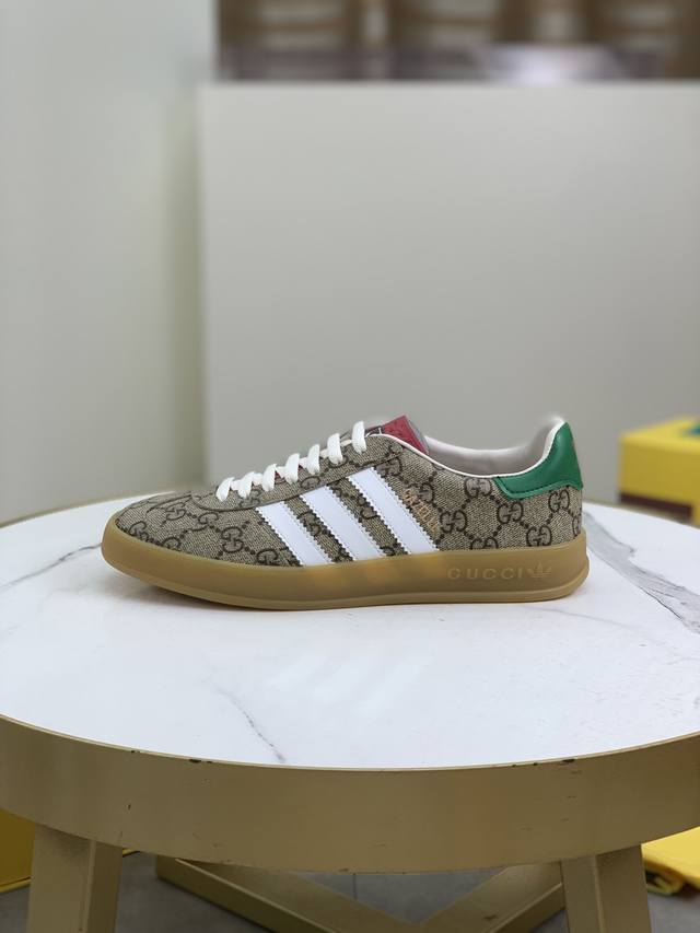 工厂价 顶级版本Adidas X Gucci联名款gazelle运动鞋 情侣款休闲板鞋原版购入开发 做货 阿迪达斯x古驰世纪联名爆款 融汇两个品牌丰富且历史悠久