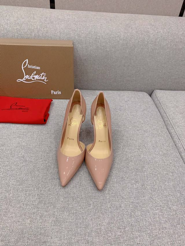 出厂价Christian Loubouti* 经典侧空红底高跟鞋 流畅的曲线勾勒曼妙风情 尽显性感风姿 万年经典款鞋面真丝 牛皮 内里垫脚羊皮 原版进口ar1顶