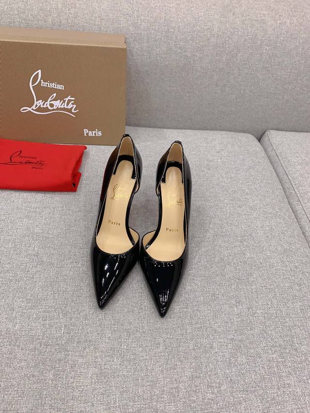 出厂价Christian Loubouti* 经典侧空红底高跟鞋 流畅的曲线勾勒曼妙风情 尽显性感风姿 万年经典款鞋面真丝 牛皮 内里垫脚羊皮 原版进口ar1顶