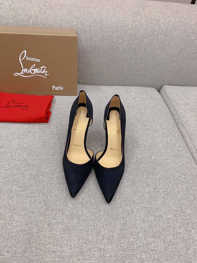 出厂价Christian Loubouti* 经典侧空红底高跟鞋 流畅的曲线勾勒曼妙风情 尽显性感风姿 万年经典款鞋面真丝 牛皮 内里垫脚羊皮 原版进口ar1顶